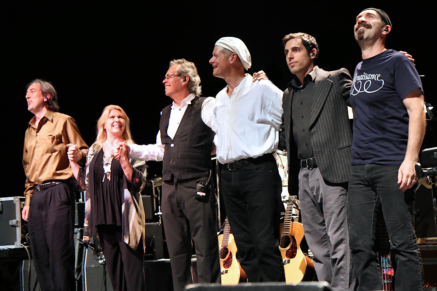 Rave Tesar, Annie Haslam, Mike Dunford, David J. Keyes, Tom Brislin et Frank Pagano le 9 juillet 2010 à Montréal, photo de Michel Parent.